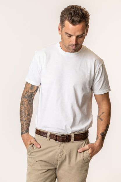 Man wearing a white cotton t-shirt