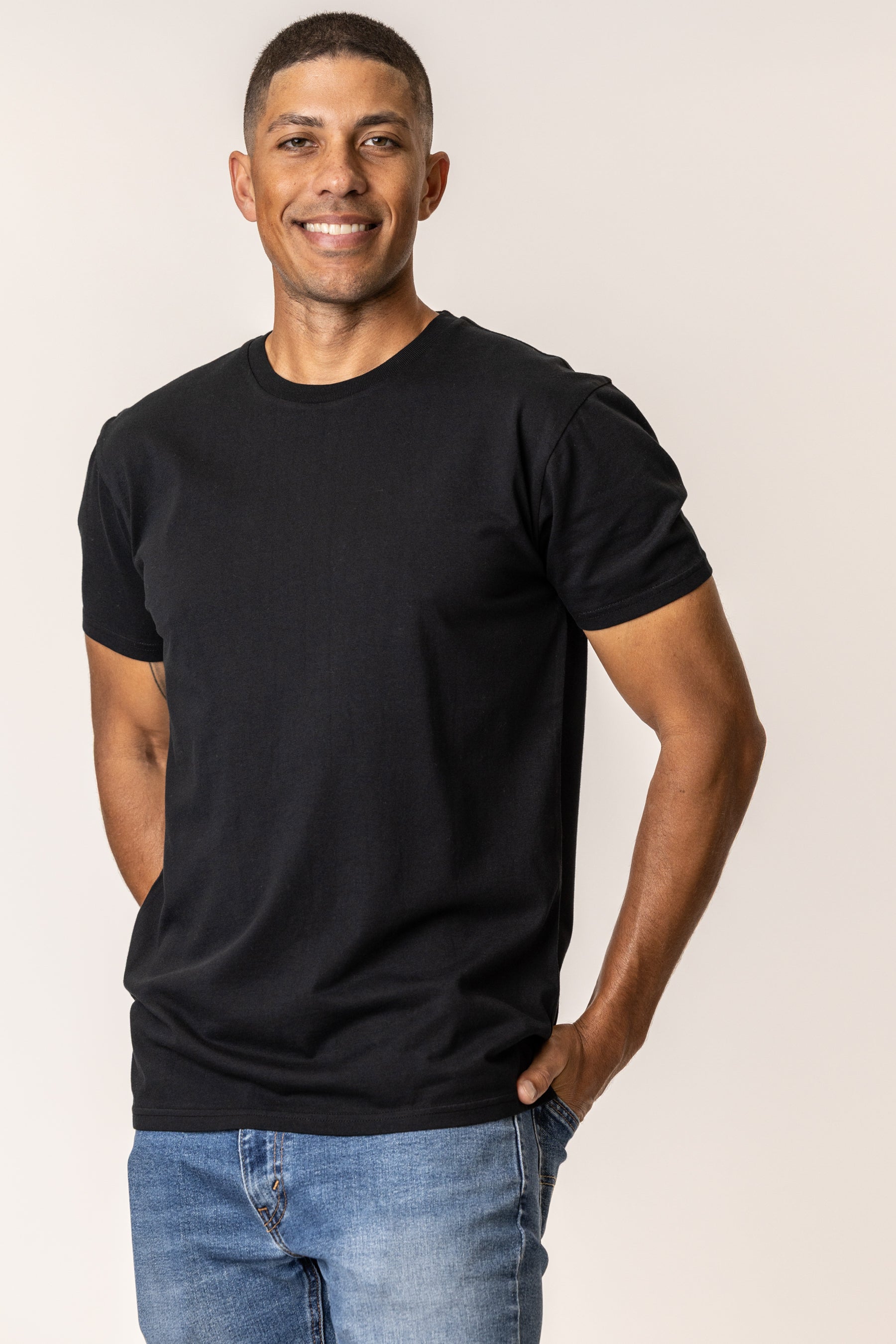 Man wearing a black cotton t-shirt