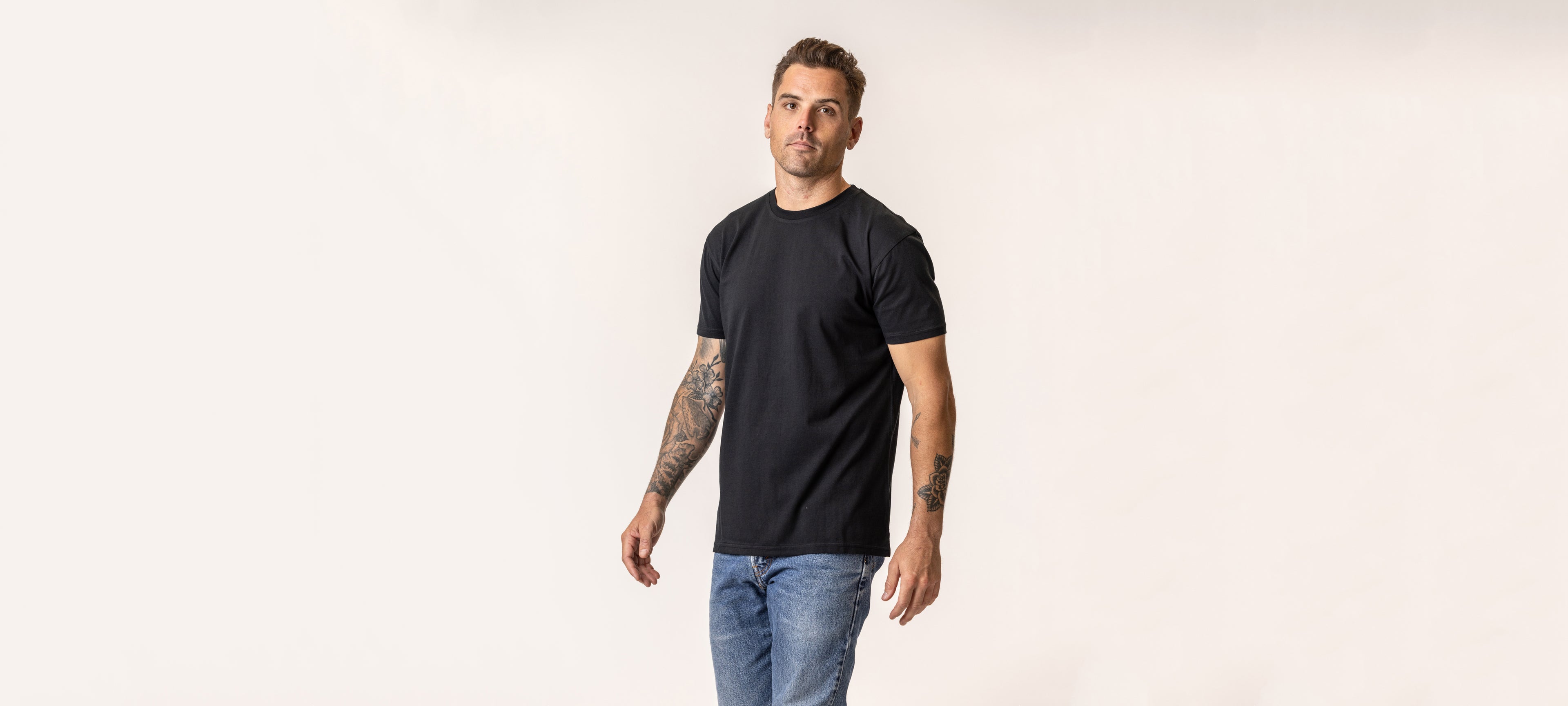 Man wearing a black t-shirt made of organic cotton