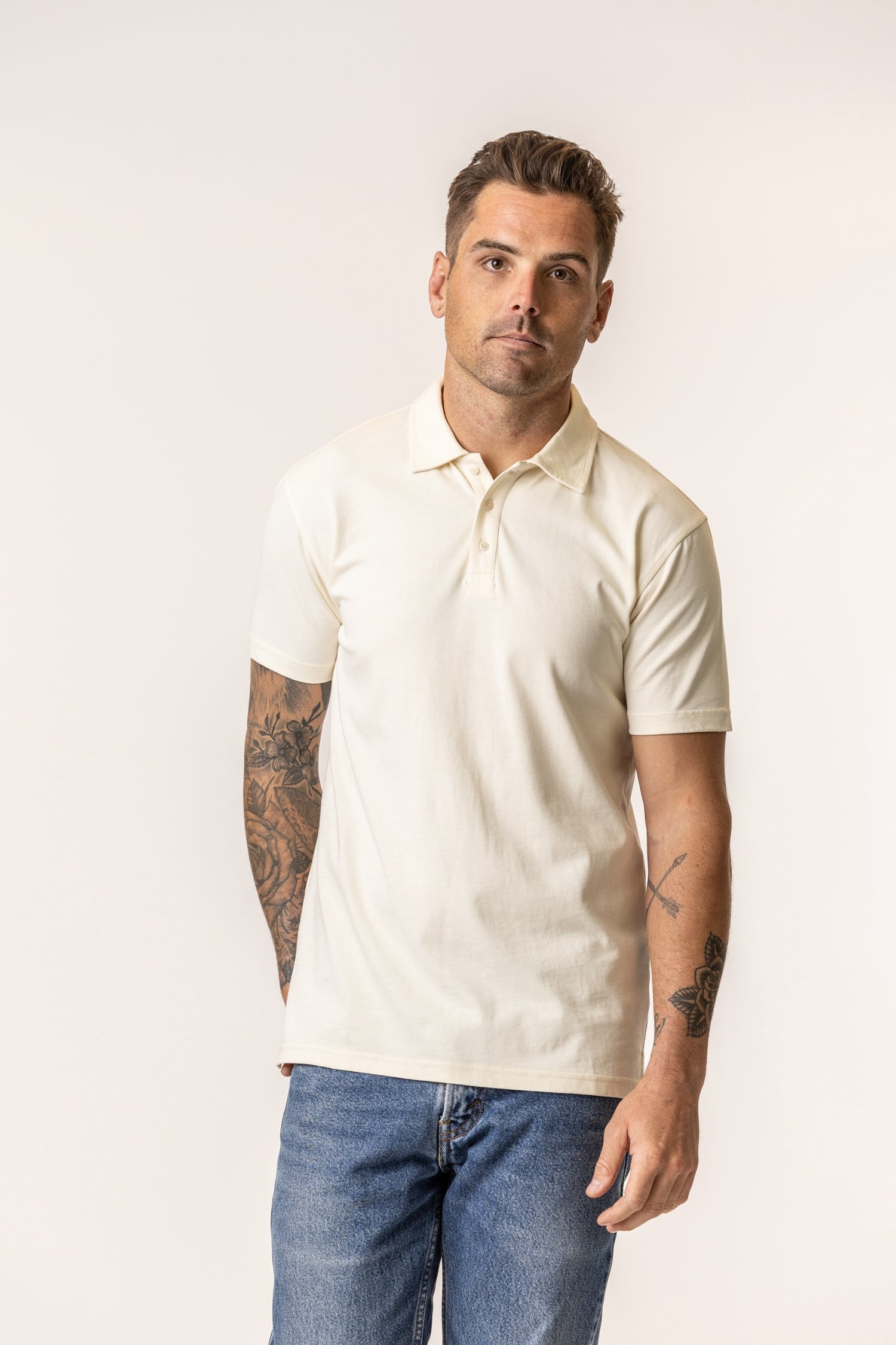 Man wearing a natural polo shirt