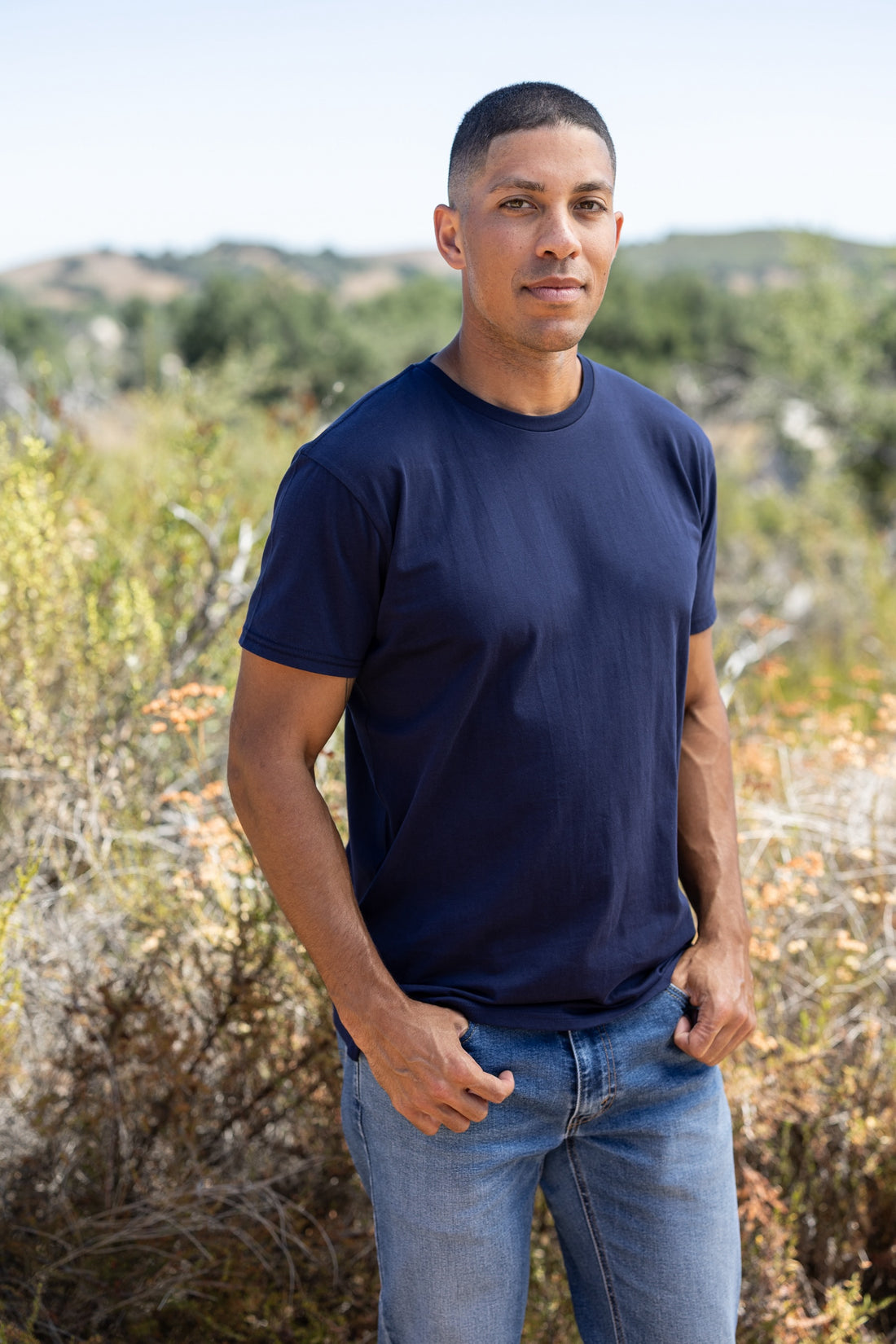 Man wearing a navy blue t-shirt made of organic cotton