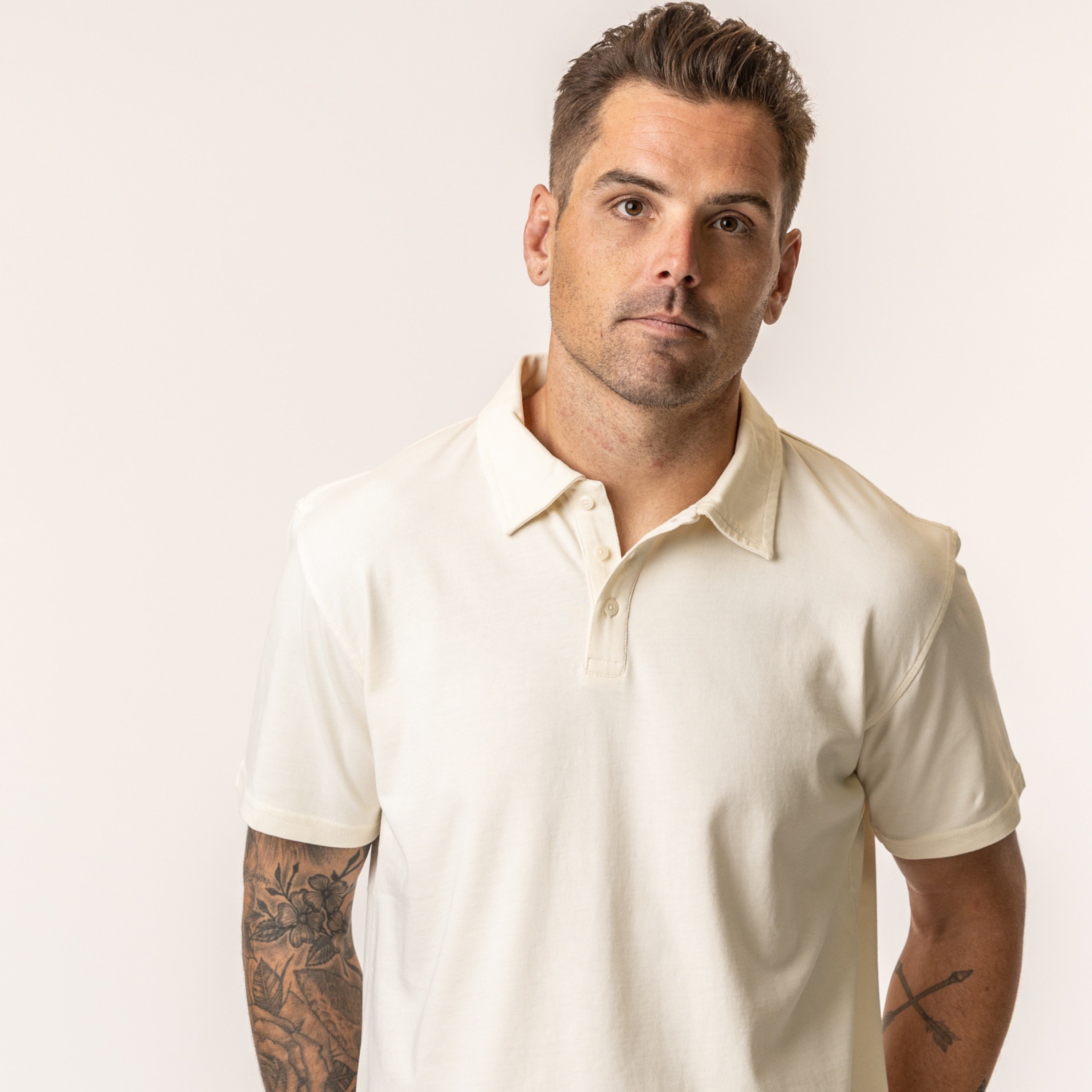 Man wearing a natural color polo shirt made of organic cotton