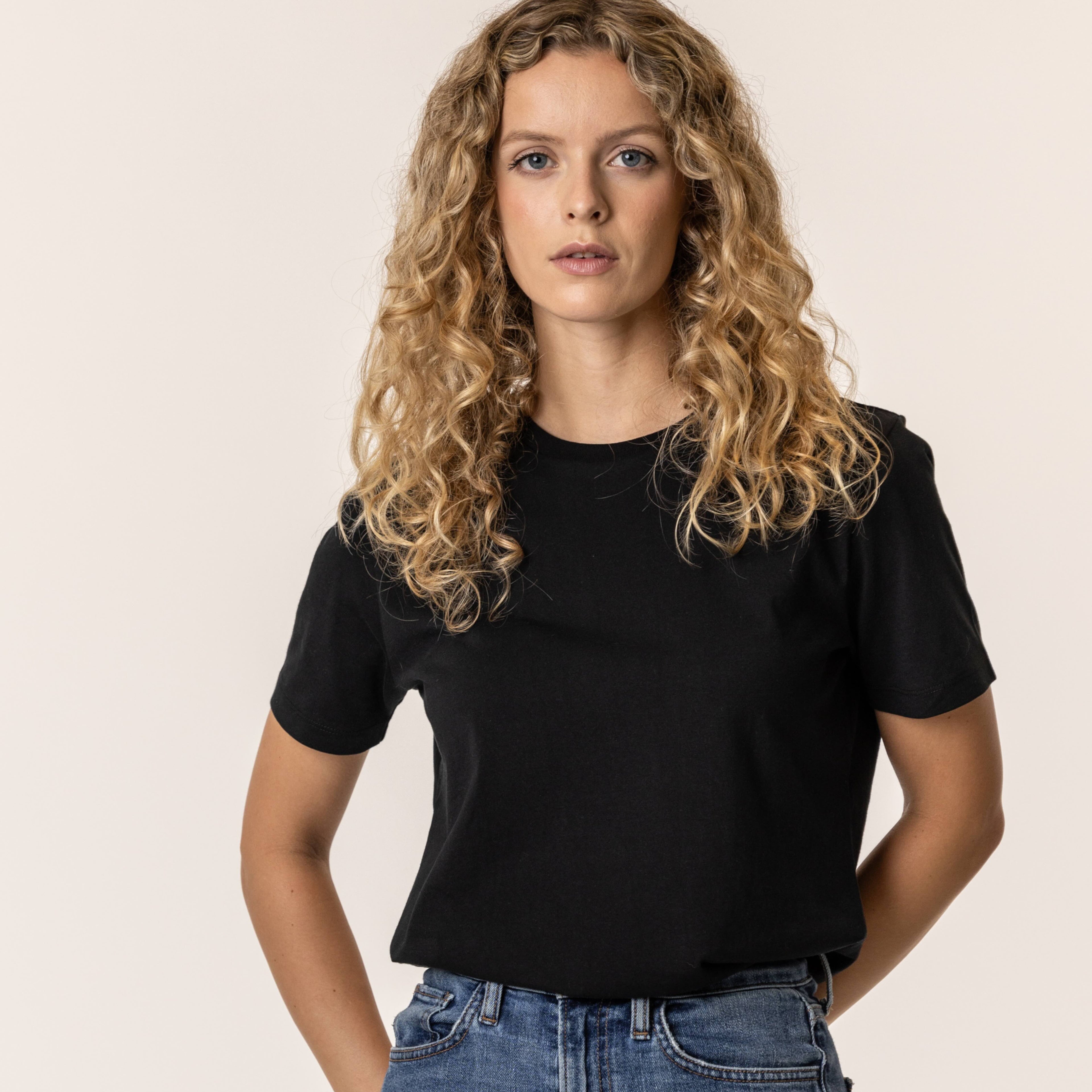 Woman wearing an organic cotton black t-shirt 