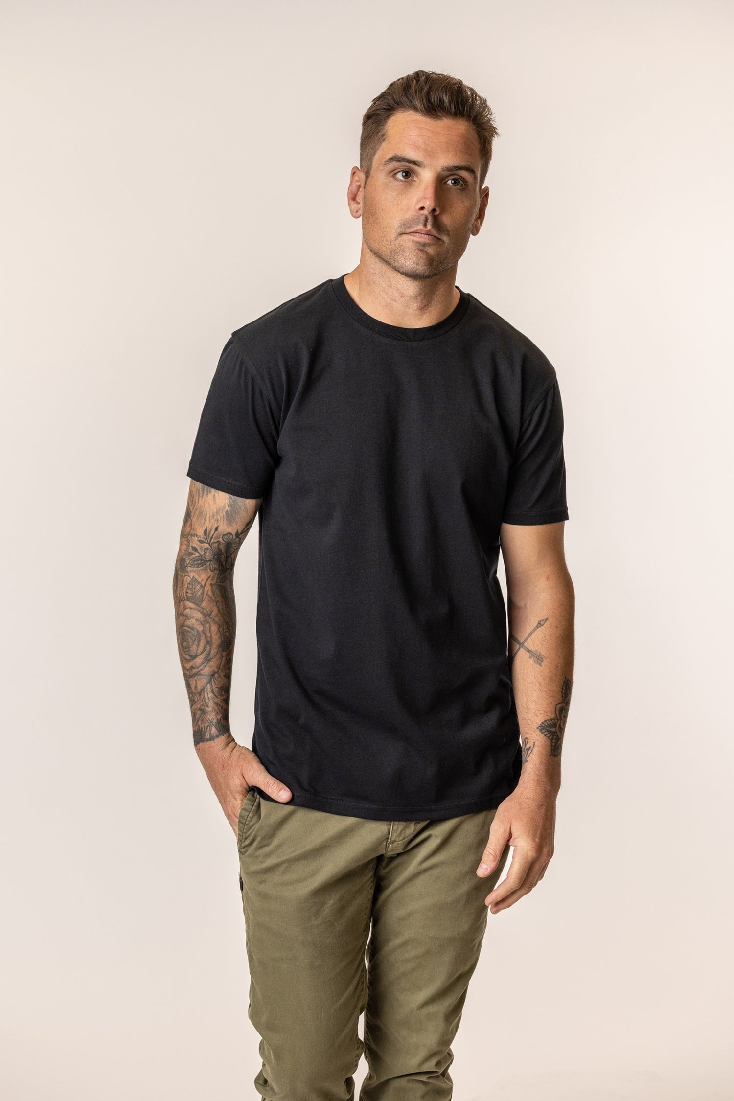 Man wearing a black t-shirt made of organic cotton