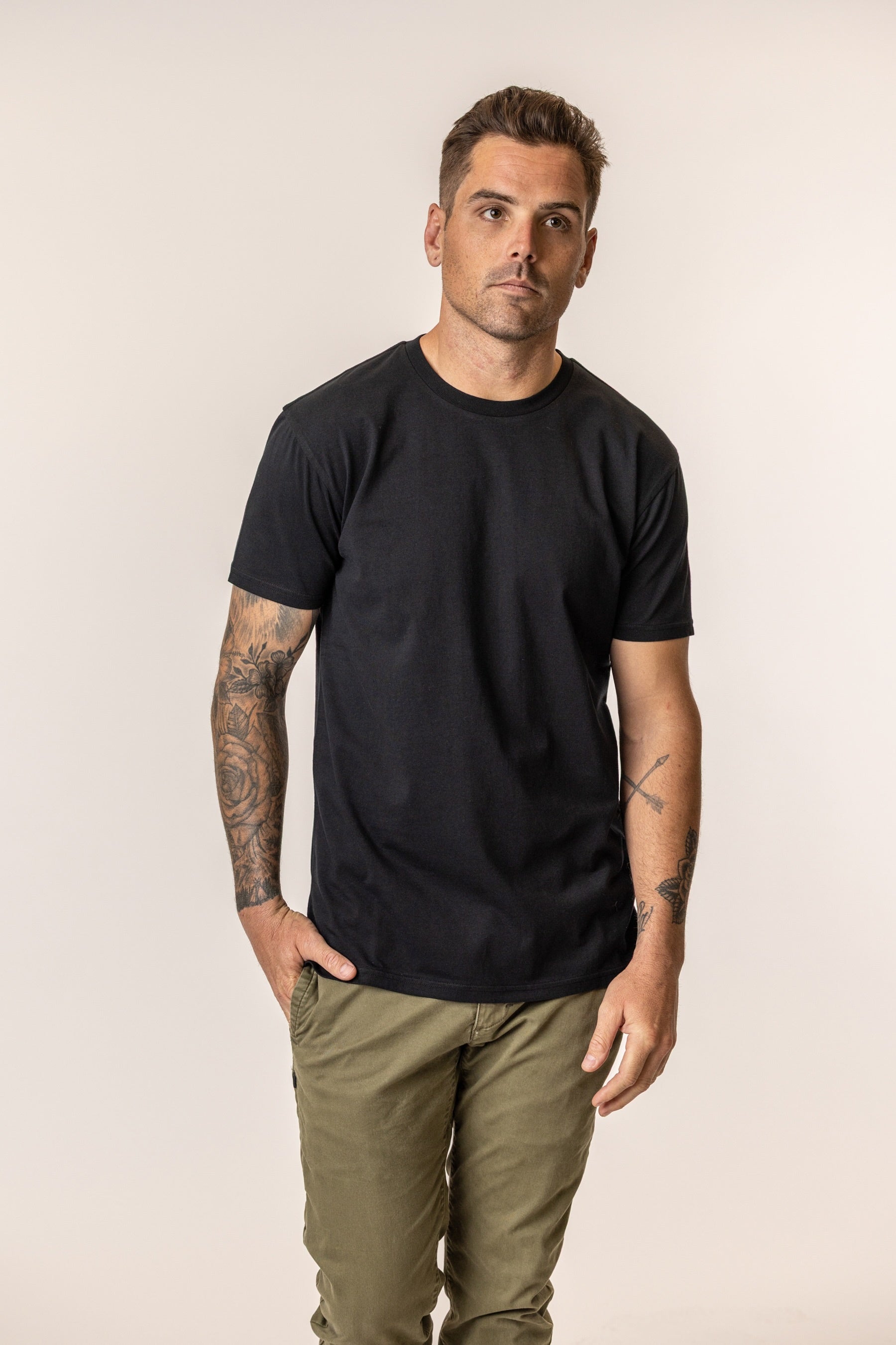Man wearing a black t-shirt made of organic cotton